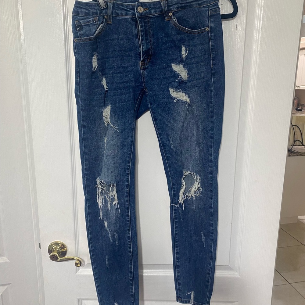 KanCan skinny distressed denim size 11